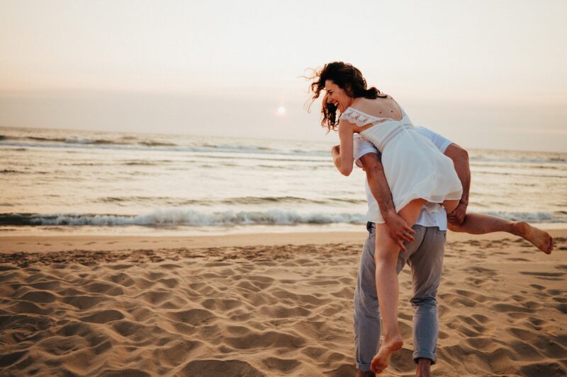 Séance couple à la plage