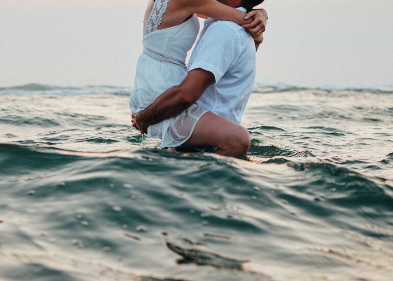 Séance couple à la plage