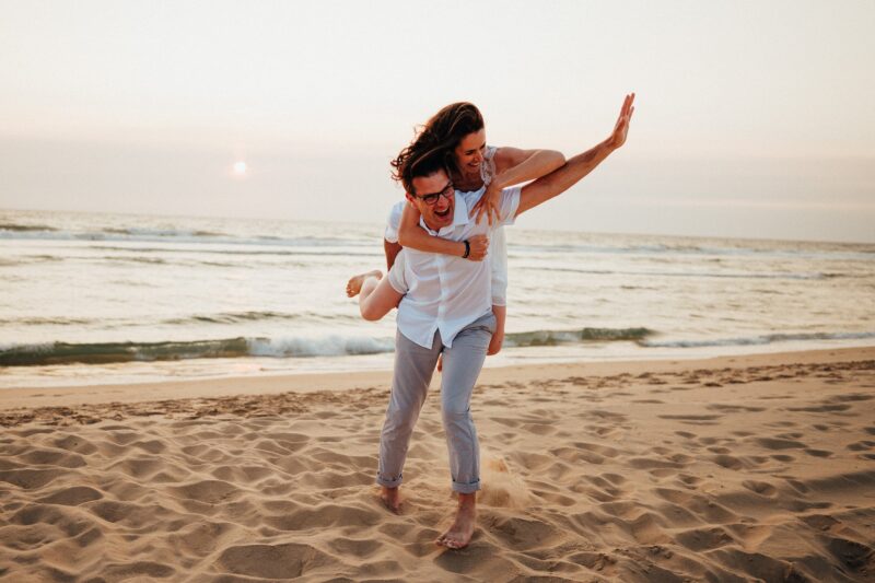 Séance couple à la plage